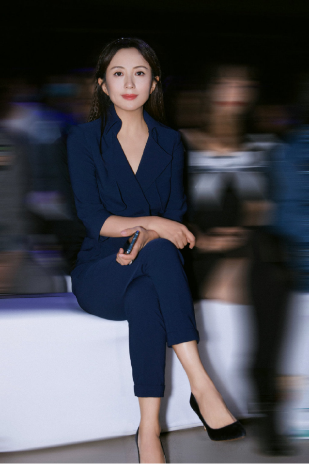 杨童舒看不出是75年的穿连体裤配编发发型活脱脱一小姑娘模样