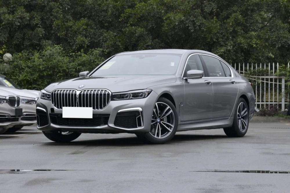 纯进口的d级旗舰轿车,6.3秒破百,比s级气场足,舒适堪比大沙发