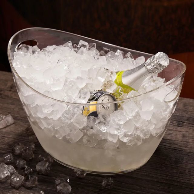 准备一个冰桶,往冰桶里加冰,然后加水; 第二步:确认冰水没过葡萄酒瓶