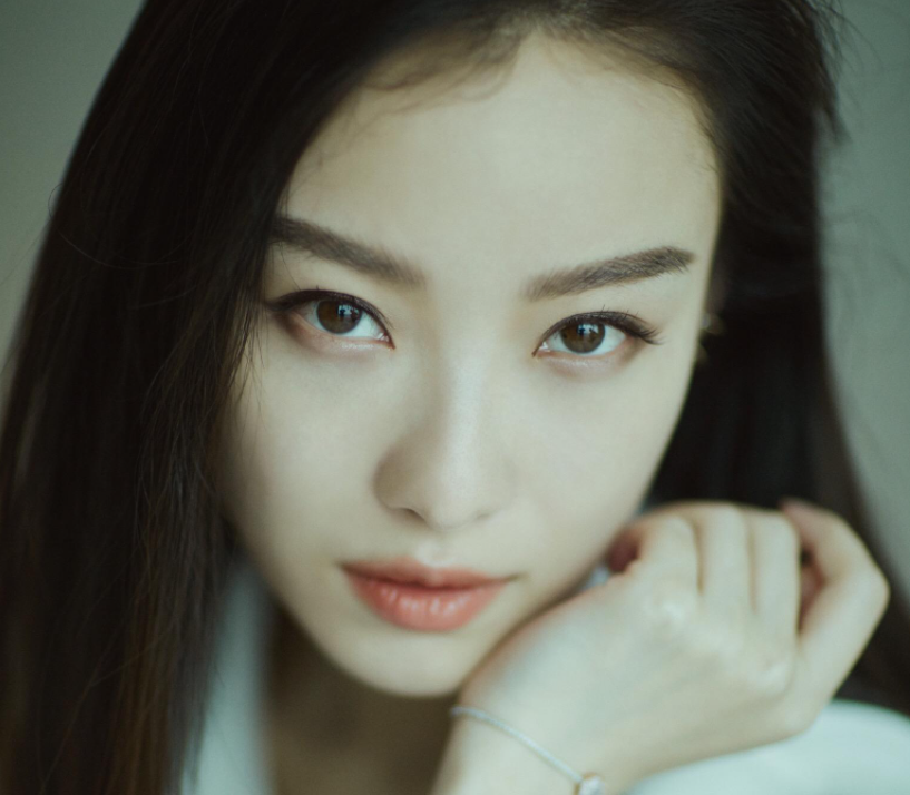 让我们看看这些女明星们同样是眼睛内双