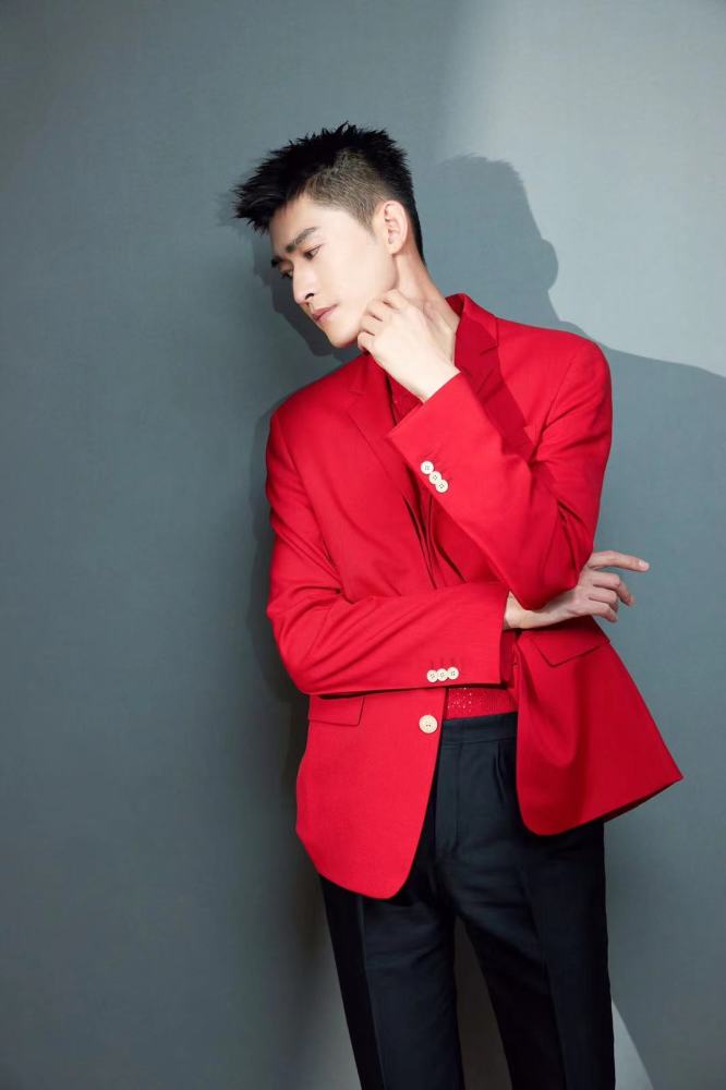 红色西装学张翰穿耀眼星芒风度翩翩