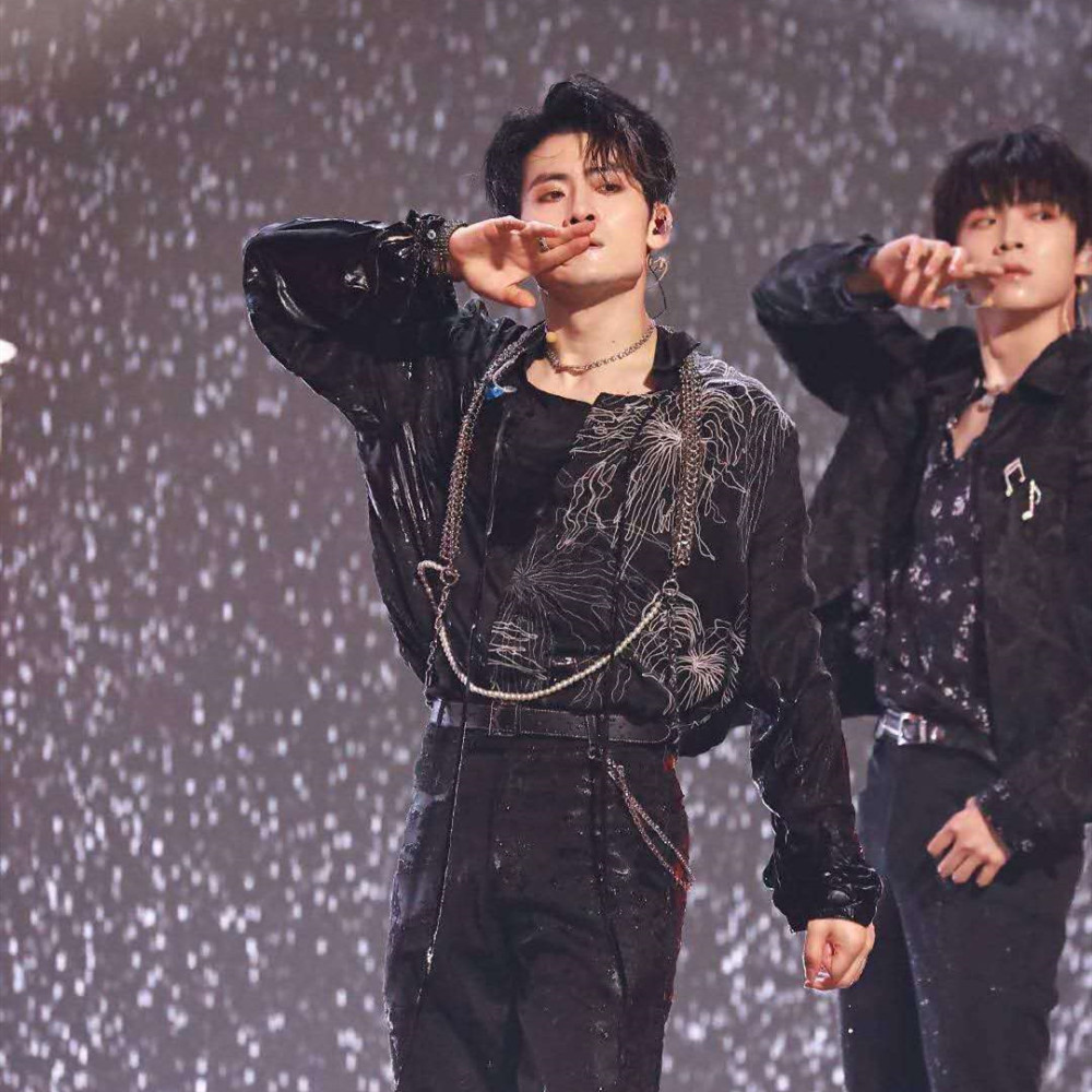 into1《山河图》震撼开场:热血少年气宇轩昂,水中唱跳太惊艳了_腾讯