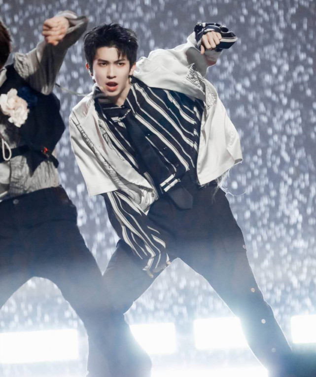 into1山河图震撼开场热血少年气宇轩昂水中唱跳太惊艳了