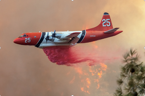 有人驾驶固定翼飞机抛撒灭火剂.