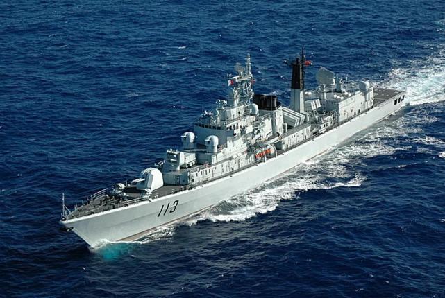 第一代導彈驅逐艦,105艦,濟南艦,他的排水量是3000多噸,但是他也搭載