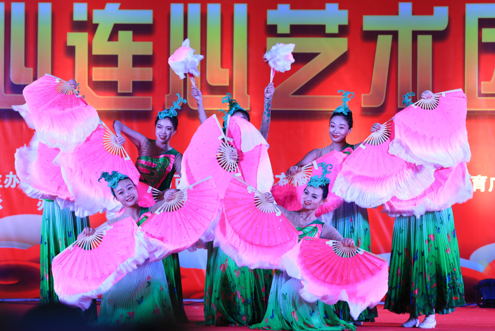 河北省"心连心"艺术团赴博湖县开展慰问演出