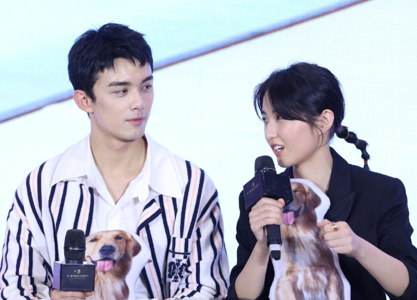 00后cp崛起张子枫吴磊恋爱首秀上热搜对视甜到齁