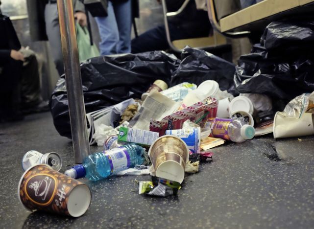 排泄物,血液,注射器,垃圾充斥地铁车厢|地铁|纽约州|美国纽约|大都会