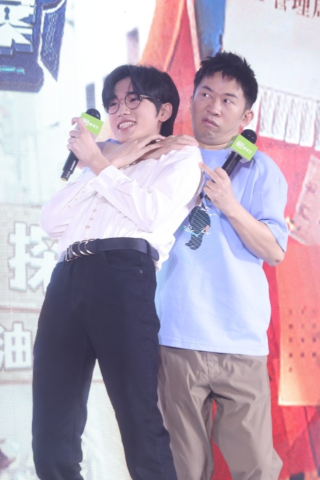 腿长腰细 一首 日不落 漫不经心舞 让宋亚轩彻底成为小奶狗行列 宋亚轩 日不落 杨紫