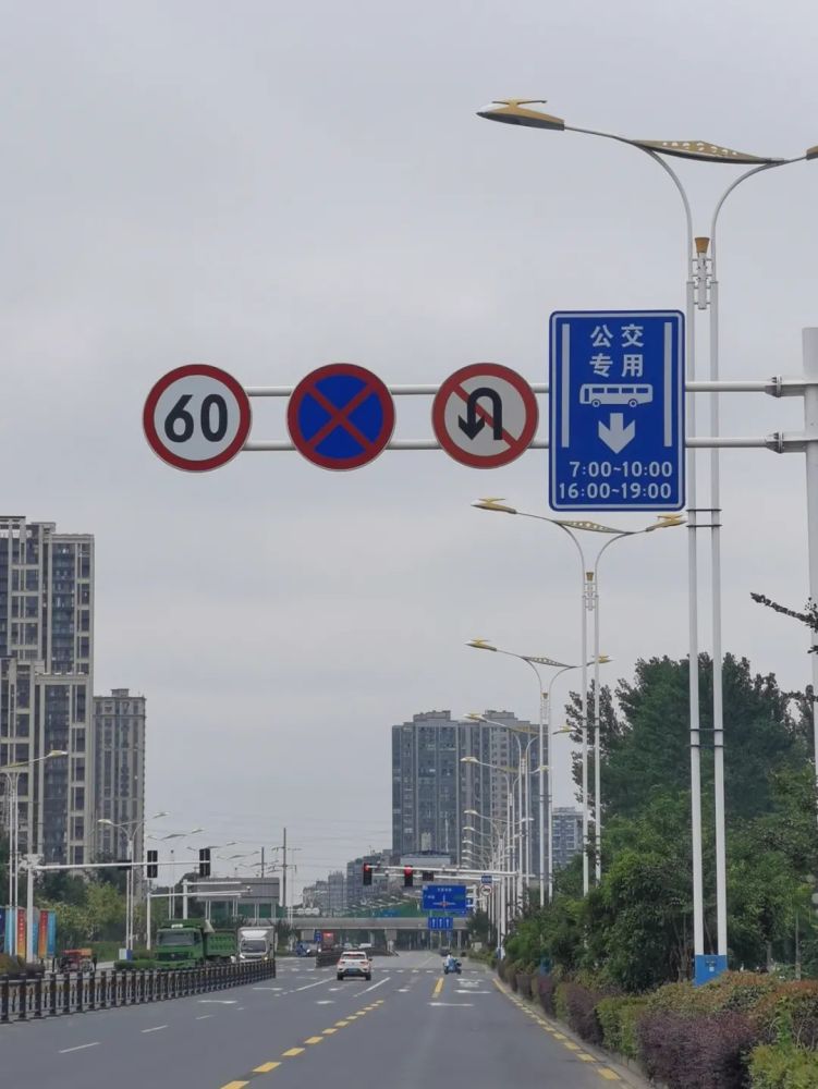 按照线路标识牌显示划有公交专用道标识的道路每天7时至10时16时至19