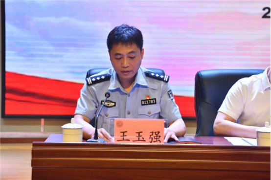 会上,管城公安分局副局长王玉强宣读了《管城区中小学幼儿园"护校安园