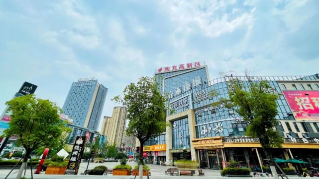 南充能撑起多少商业体?老商场停业,新商圈悄然崛起!