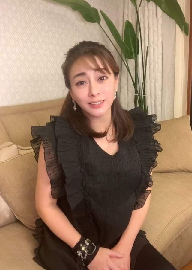 龙女郎李婷宜小腹隆起疑怀孕亲自辟谣未怀二胎曾未婚产子嫁富商