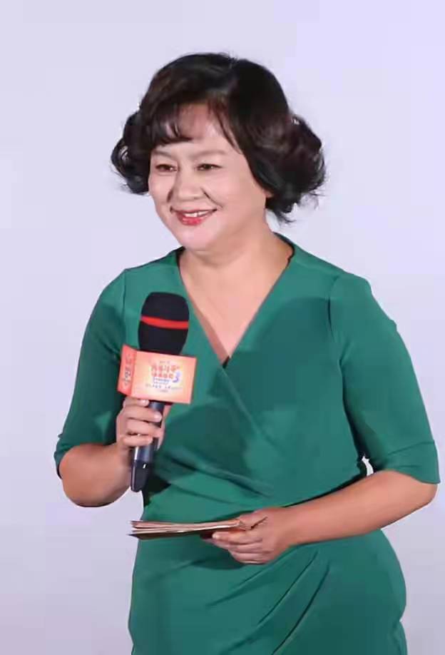 55岁鞠萍也发福穿连衣裙留短发端庄文气衣品真值得微胖妈妈学