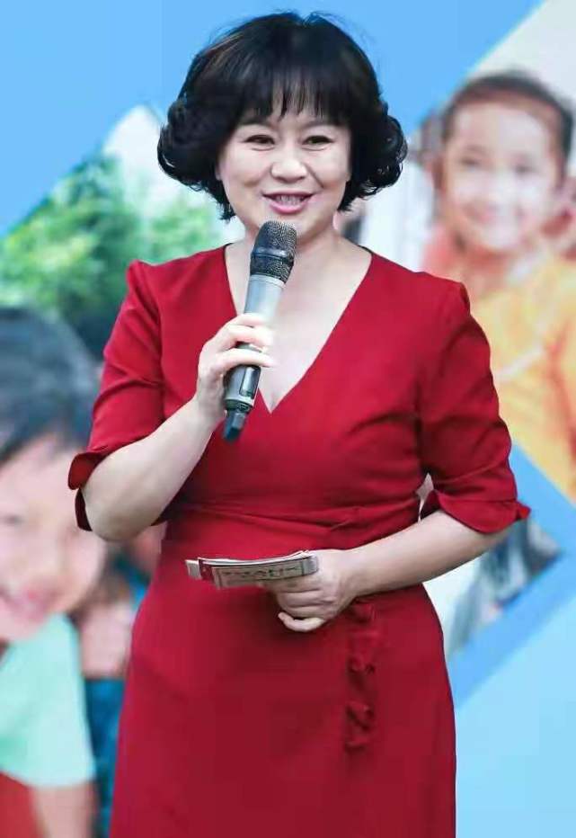 周涛,倪萍以外,还会想到"鞠萍姐姐"吧,毕竟她主持的少儿频道,曾在很长