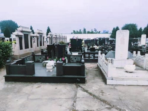 河南漯河多个公墓疑建“豪华墓穴” 民政局要求拆除，公墓负责人称没法拆