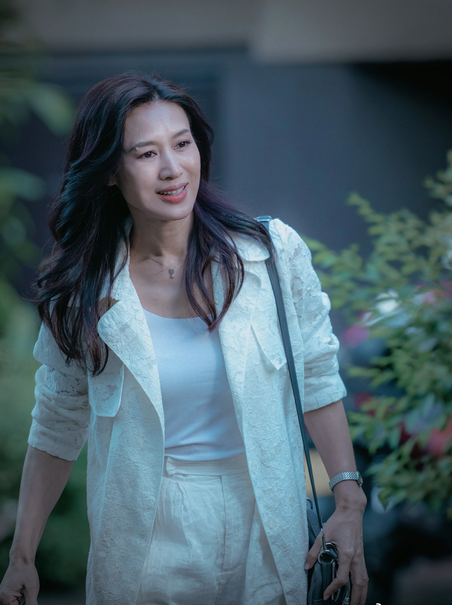 大郑爽不愧是老戏骨,虽然是60后,但身材的状态一点都不显老