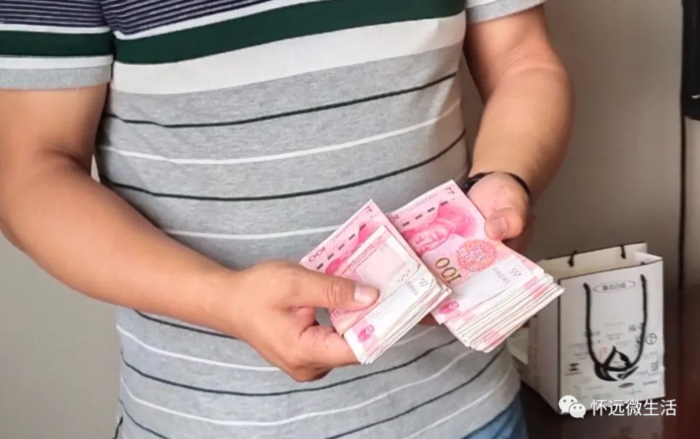 王乐奇,唐孝琪,杨琪三位同学拾金不昧的行为充分表现出了中学生良好