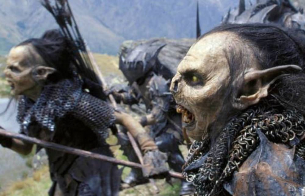 在《指环王2》中,魔戒远征队会在影片中对半兽人展开追杀,犹如八仙过