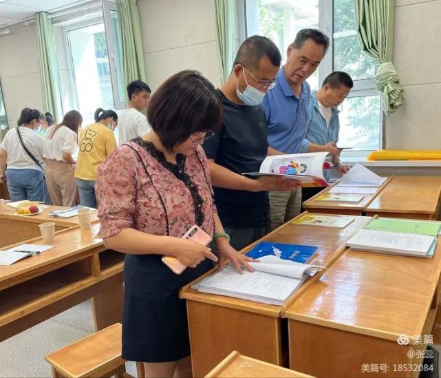 兵团二中理综学科教研组长钟沙宏将该教研组共同编写的习题册赠予九师