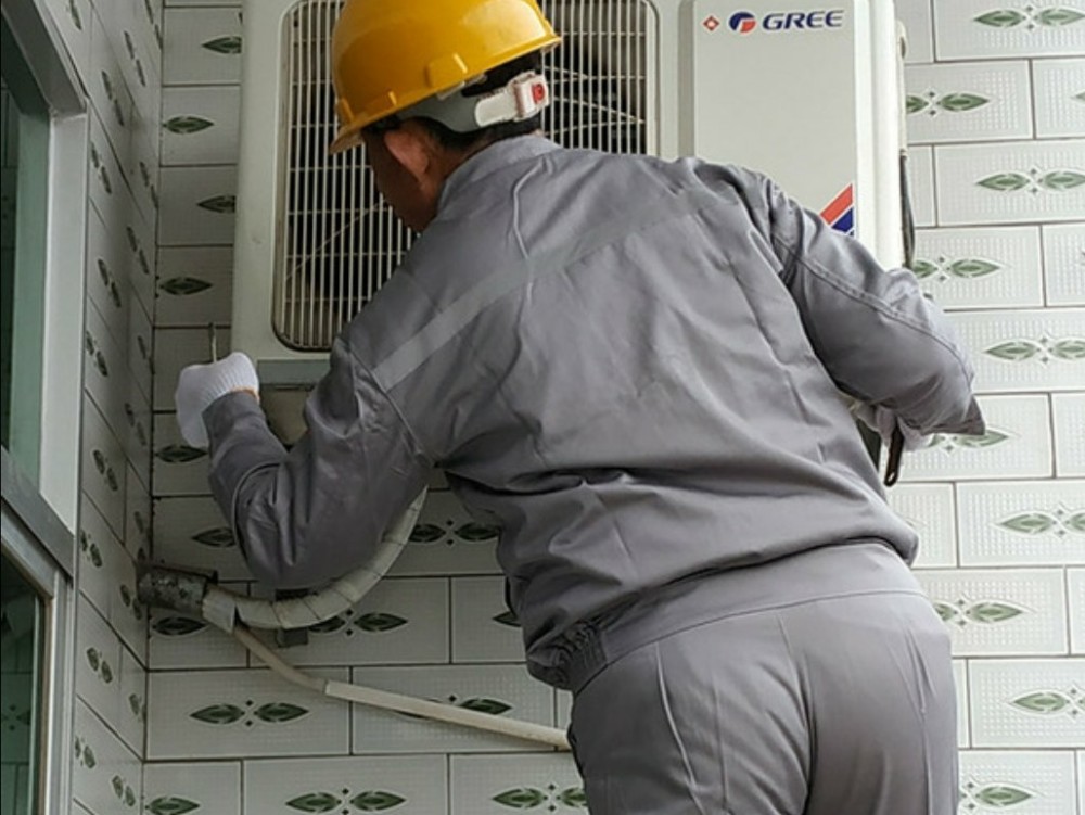 电器维修师傅超过45岁就不能做了?给我2千元也不敢爬高楼外墙