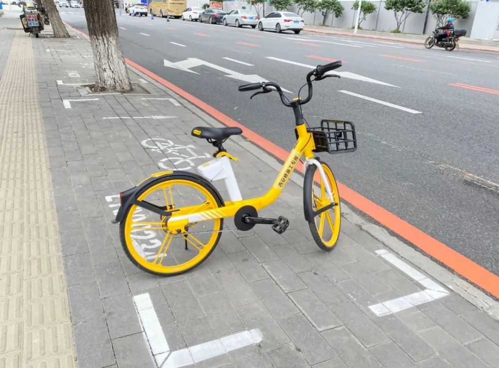 黄色的车架,黑色的车把,色彩夺目,每辆 "小黄车"