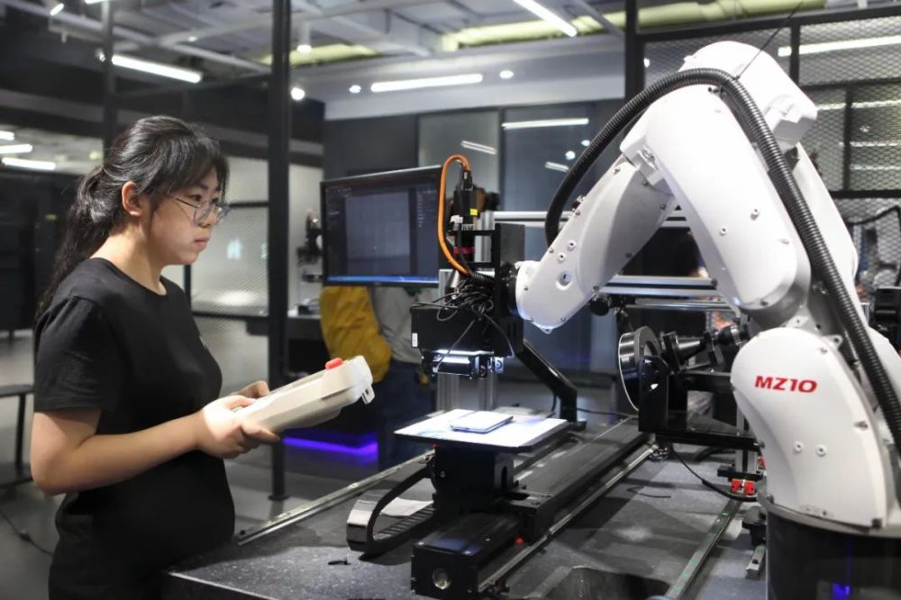 在常州精研科技,高速相机连续拍摄产品高清图并通过5g网络传至云端.