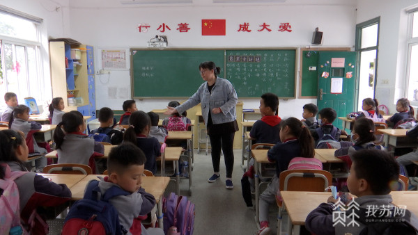 南京市西善桥中心小学老师耐心陪伴为孩子个性化辅导课后服务让教育更