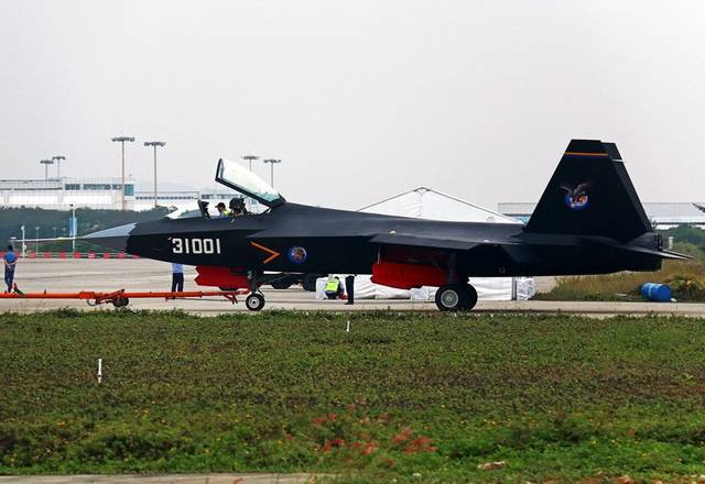 歼31正式上舰新型战机现身水泥航母下一代舰载战斗机不远了