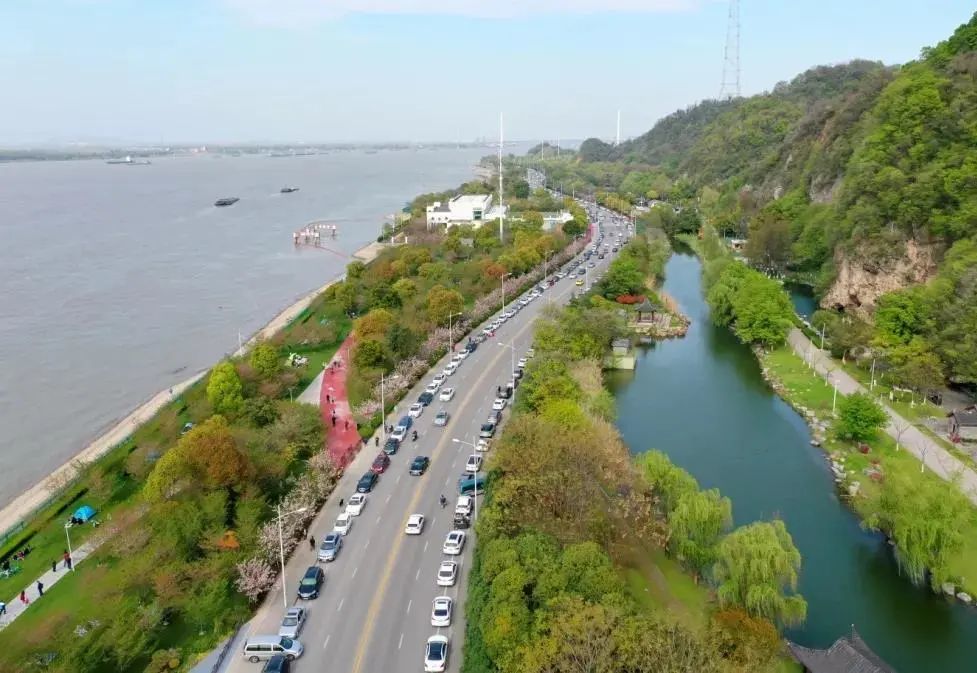 湖公園綠道園路,廣場相得益彰綠道,環島棧道交相輝映有許多適合散步