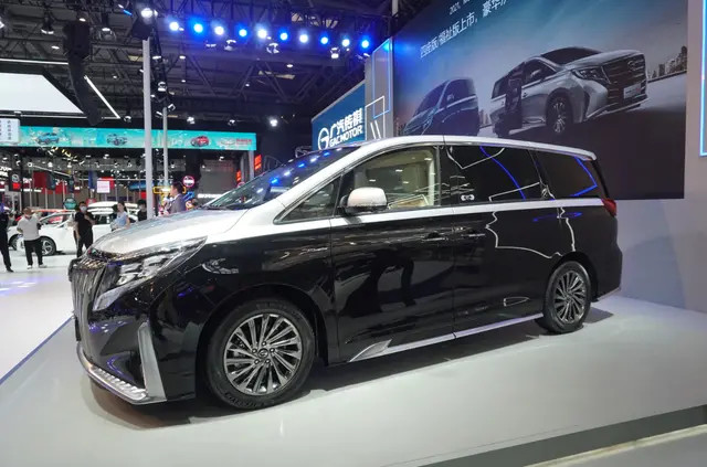 传祺m8四座版是主打商务出行的一款高端mpv,而传祺m8福祉版则是面向