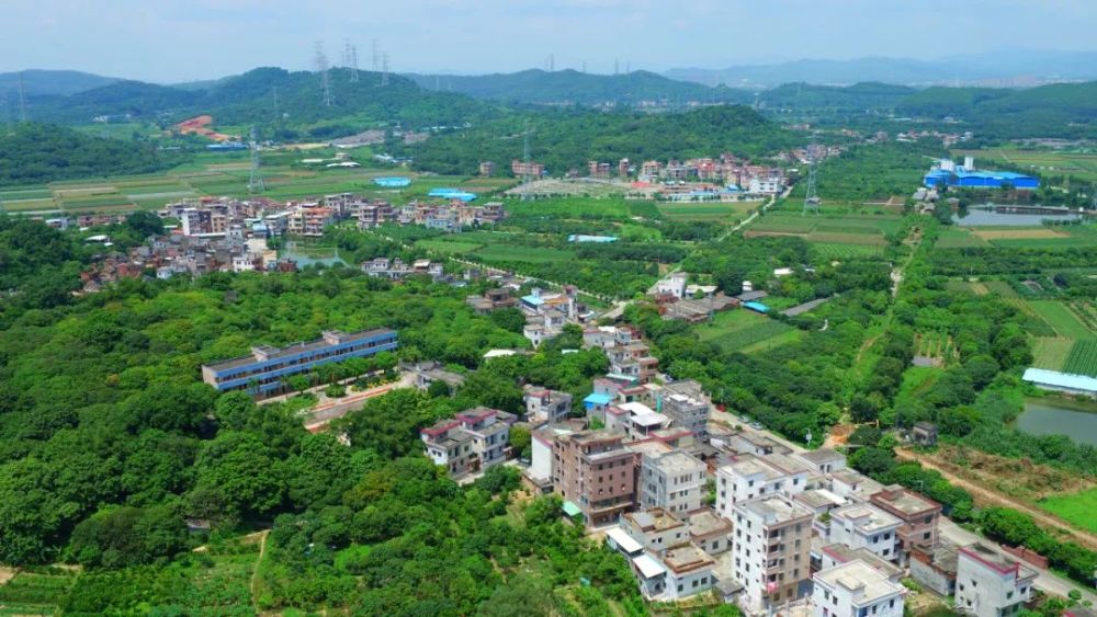 岳湖村属于丘陵地形,有多处山体,绿树等植被繁茂,村内水体景观丰富