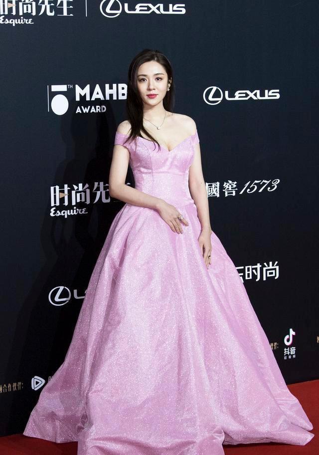 王晓晨也是微胖女神,身穿一袭粉色抹胸裙气质全开,端庄优雅