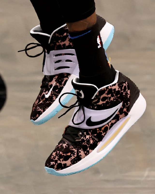 kd14自面试以来,也没有什么好看的配色,就这个提花鞋面,狗哥是真的