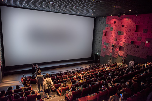 观众准备就座看电影.