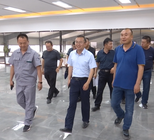 张自力在调研全市奶产业发展时强调,要紧盯自治区打造千亿元,青铜峡市