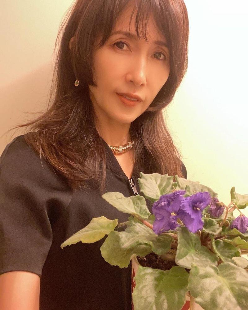 51岁工藤静香晒照 长项链又粗又厚富婆范 次女接棒木村拓哉进军影视圈 全网搜