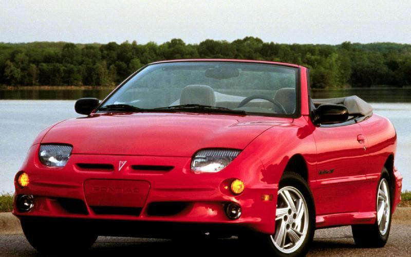 年推出时,庞蒂亚克 sunfire 是一款价格实惠,运动型敞篷车的非常不错