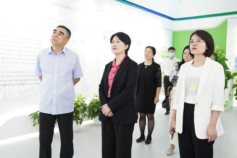 座谈会前,季晶一行还参观了公司展区,了解集团简介,历史沿革和主营