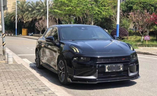 领克03低配的话是手动挡,我个人不是很推荐,因为它的配置实在是太低了