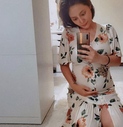 预产期在下月!33岁女星挺八个月巨肚自曝身体不适,经常喘不过气