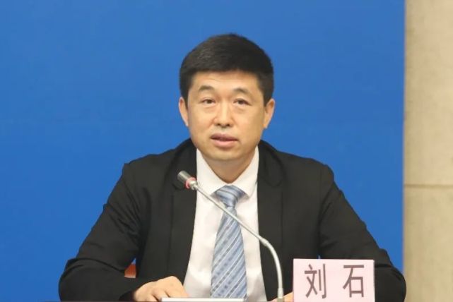 广州开发区党工委委员,管委会副主任刘石.