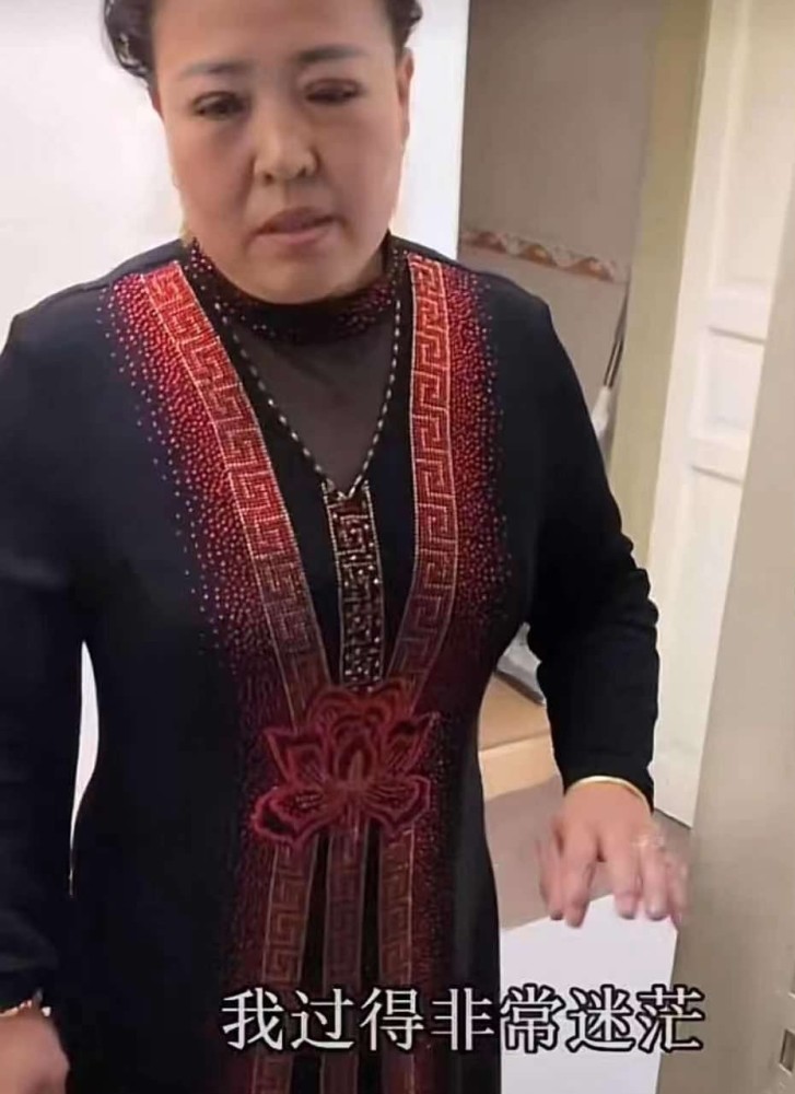 红雨老师宣布复出,镜头前扮可怜希望被重新接受,泡泡龙离世后以特别的