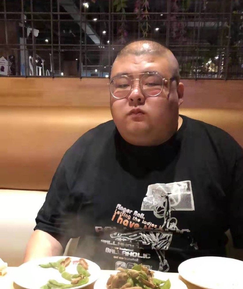 红雨老师宣布复出,镜头前扮可怜希望被重新接受,泡泡龙离世后以特别的