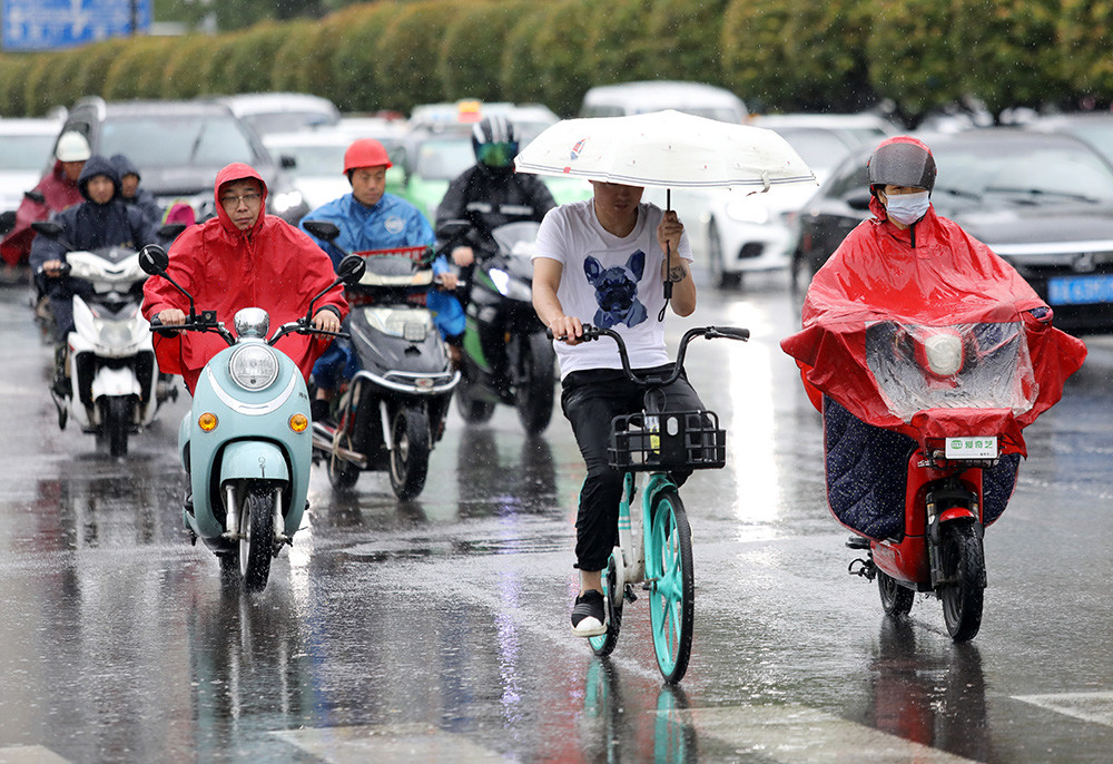 暴雨袭城开车如行船