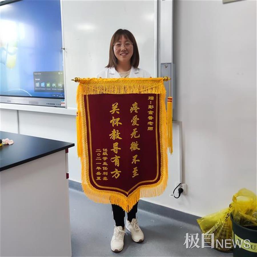 毕业生送锦旗给母校老师!每面都是独家定制