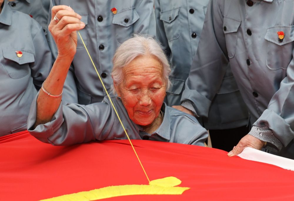 组图感动这是一面特殊的手绣党旗