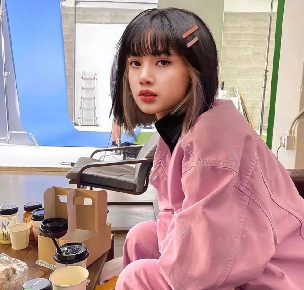 的女明星更是超喜欢,许佳琪这个发尾微卷的粉色挑染短发就好有味道