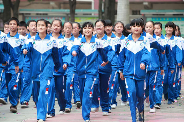 油水十足校长每套校服吃5元回扣违规收176万被警告