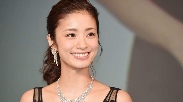 59岁山寺宏一娶90后娇妻被嘲父女恋 10对 老少配 日本明星夫妇 腾讯新闻